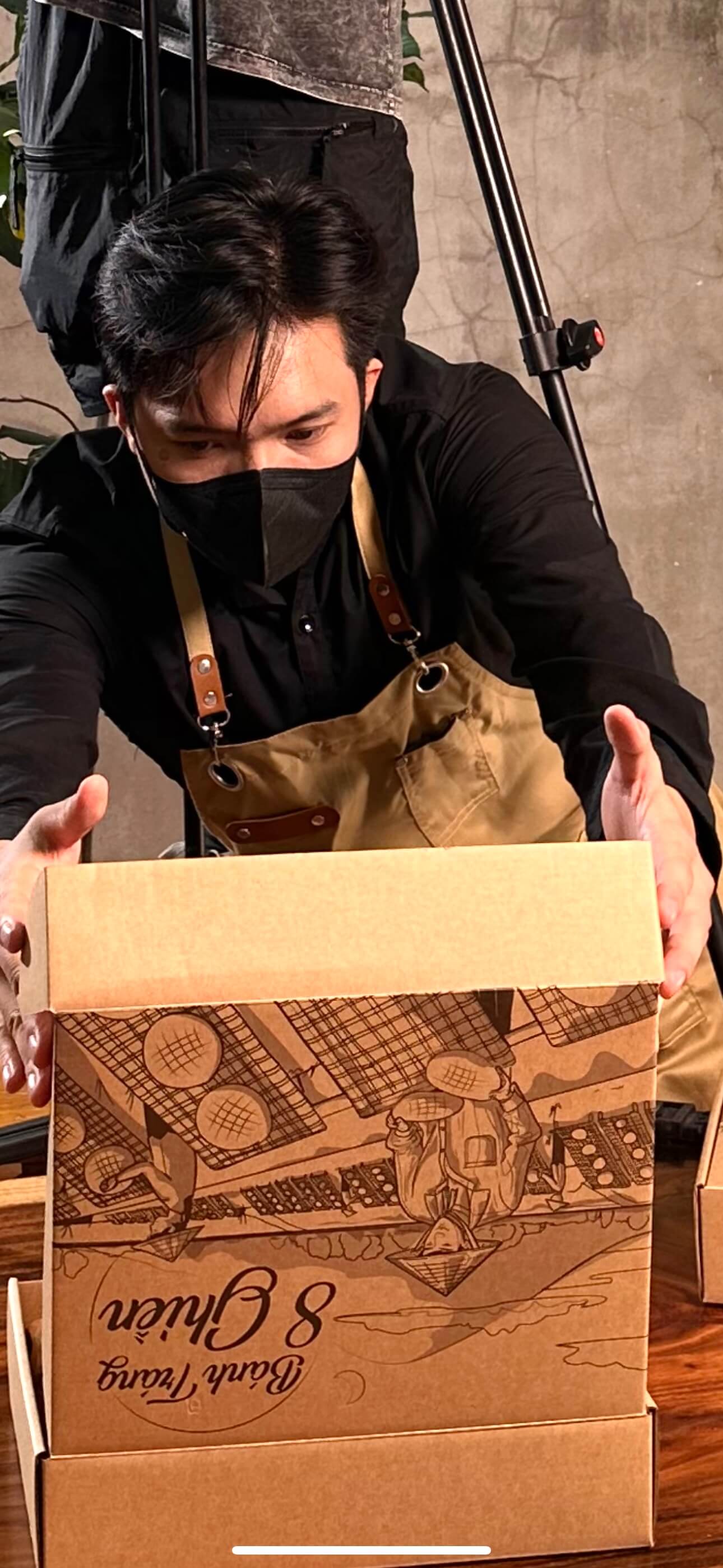 Kiểm Tra Chất Lượng - Tỉ mỉ từng chi tiết nhỏ Nhân viên kiểm tra chất lượng bánh tráng